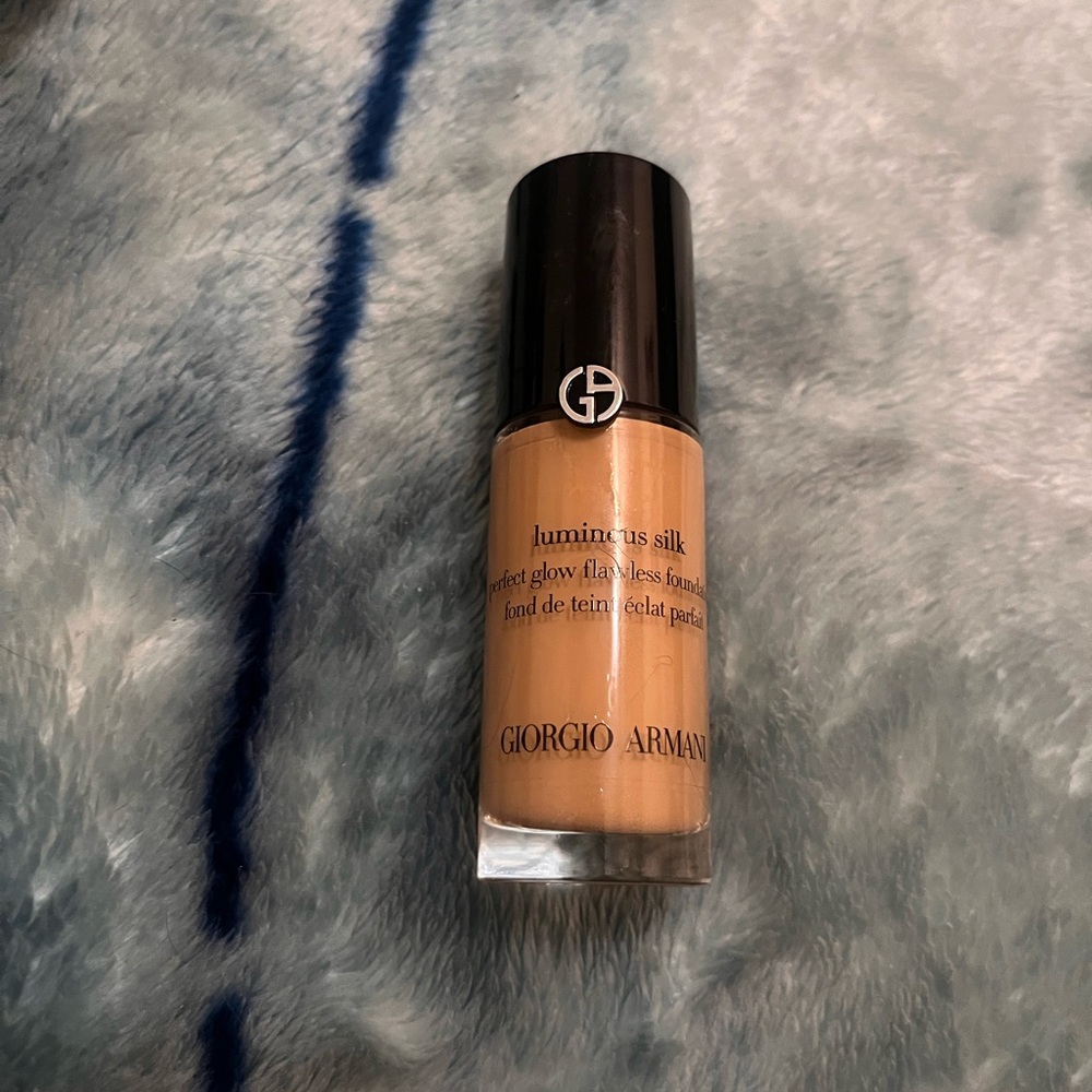 Armani Luminous silk mini foundation 6.5 and Smashbox Always on foundation L30N